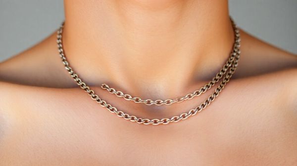 5 façons tendance de porter une chaine cubaine en argent