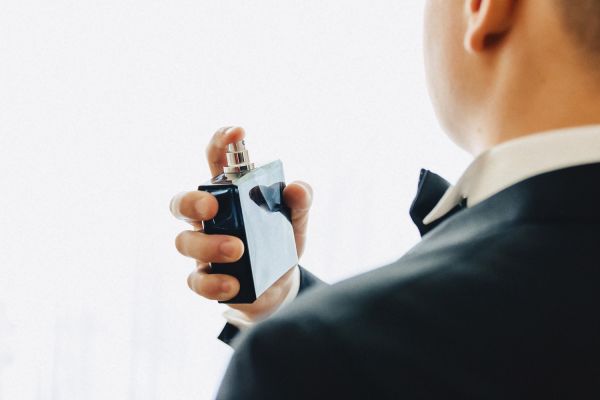 Découvrez l'élégance intemporelle de l'huile de parfum homme oud badawi