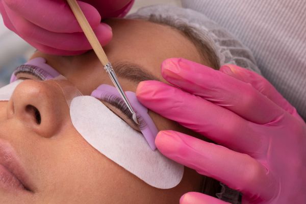 Devenez technicienne certifiée grâce à la formation extension de cils