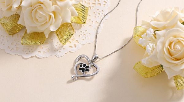 Les bijoux tendance à ne pas manquer pour briller avec style