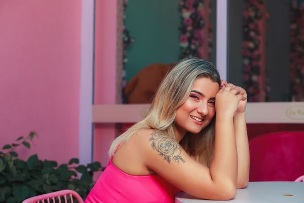Tatouage de rose : symbolisme, styles et idées tendances