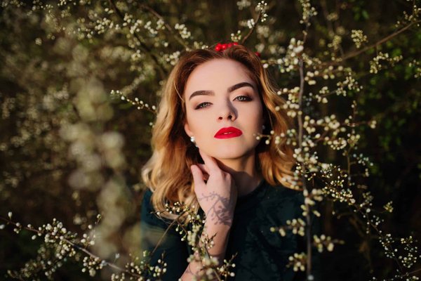 Quelle est la façon la plus élégante de porter des bottines à boucles avec une jupe crayon ?