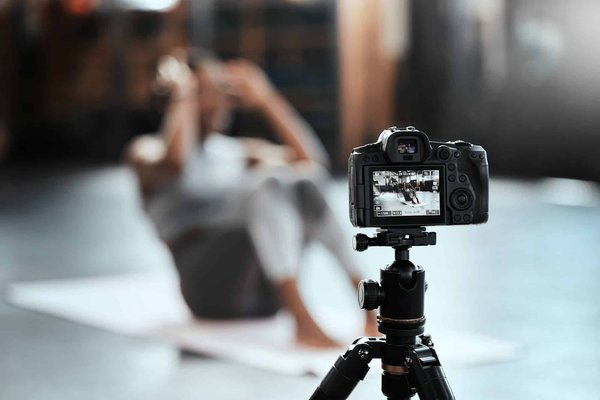 Comment choisir un sac clouté qui complète un look rock sans le surcharger?