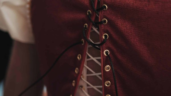 Comment intégrer un corset sous une chemise transparente pour un style audacieux et élégant?